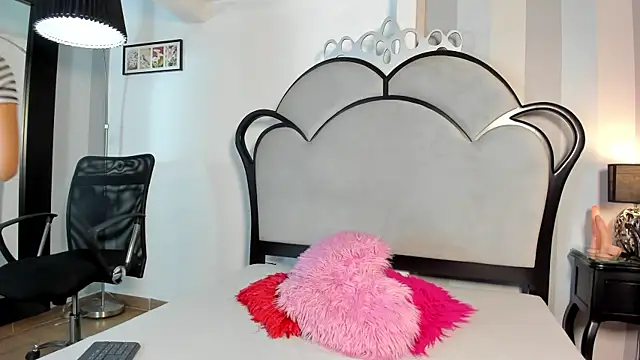 Snapshot of MiaAmore_ chatting on June 18, 6:01 pm MiaAmore online show from June 18, 6:01 pm