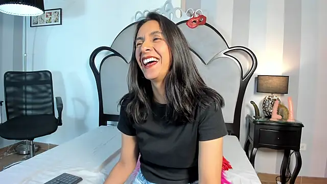 Snapshot of MiaAmore_ chatting on July 4, 7:09 pm MiaAmore online show from July 4, 7:09 pm