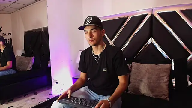AlekRuizx online show from October 17, 3:31 am