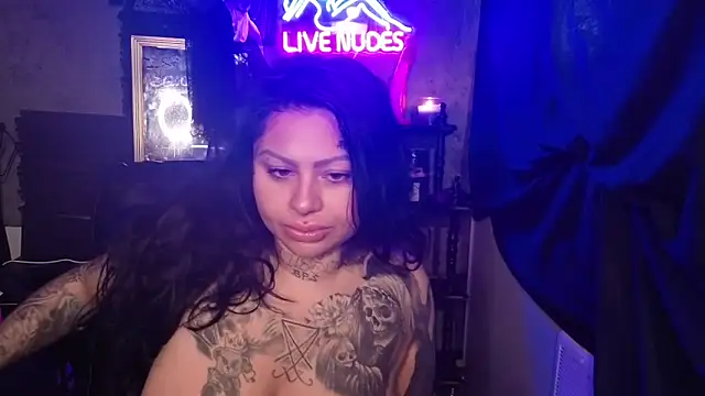 Snapshot of chicanachic13 chatting on February 15, 10:17 pm chicanachic13 online show from February 15, 10:17 pm