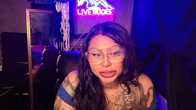 Snapshot of chicanachic13 chatting on February 20, 7:21 am chicanachic13 online show from February 20, 7:21 am