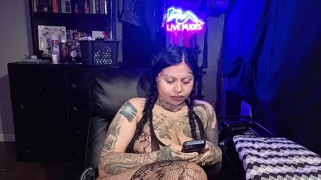 Snapshot of chicanachic13 chatting on March 1, 8:49 am chicanachic13 online show from March 1, 8:49 am