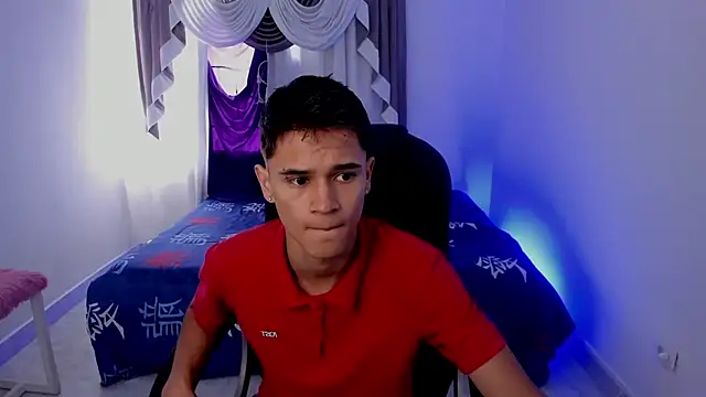 Snapshot of Aron_Boyy chatting on October 1, 8:15 pm Aron Boyy online show from October 1, 8:15 pm