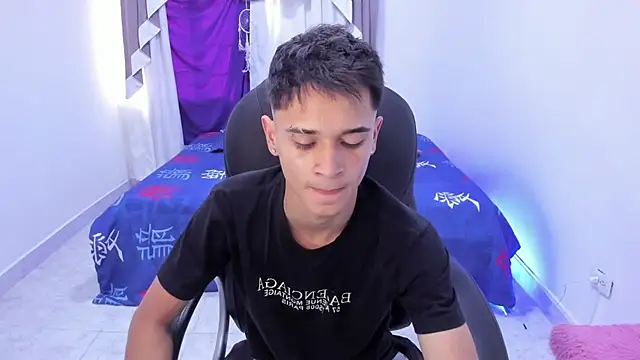 Snapshot of Aron_Boyy chatting on October 22, 7:35 pm Aron Boyy online show from October 22, 7:35 pm