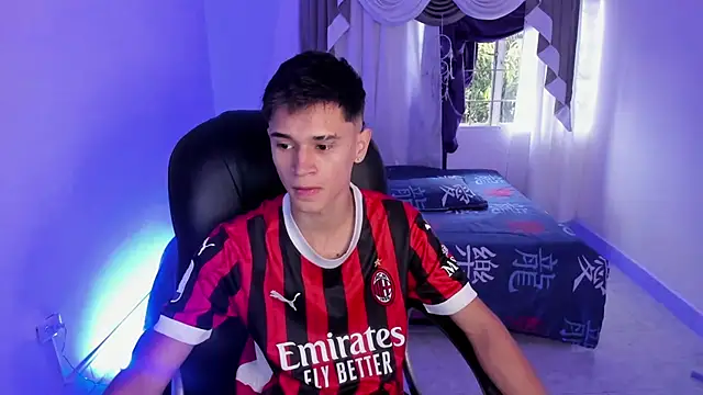 Snapshot of Aron_Boyy chatting on October 24, 8:16 pm Aron Boyy online show from October 24, 8:16 pm