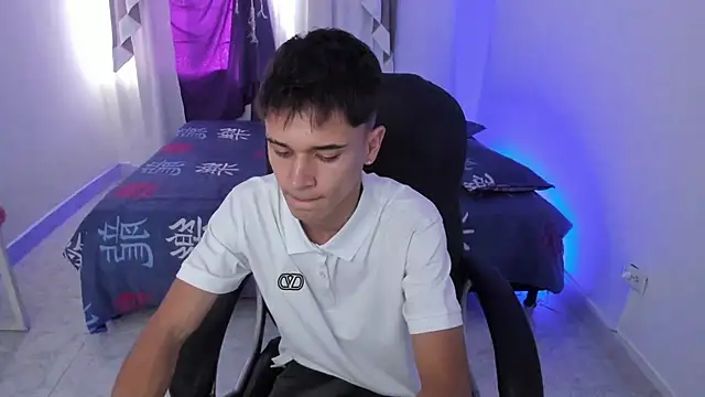 Snapshot of Aron_Boyy chatting on October 27, 8:24 pm Aron Boyy online show from October 27, 8:24 pm