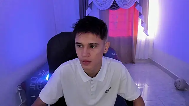 Snapshot of Aron_Boyy chatting on November 15, 7:43 pm Aron Boyy online show from November 15, 7:43 pm