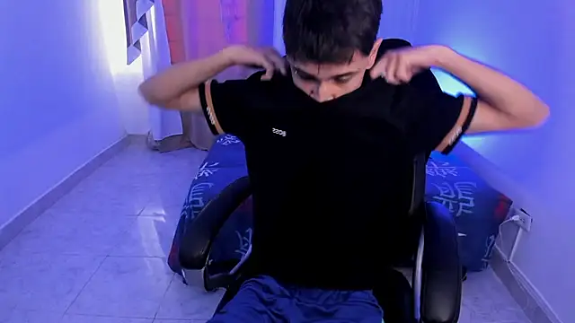 Snapshot of Aron_Boyy chatting on November 20, 8:19 pm Aron Boyy online show from November 20, 8:19 pm