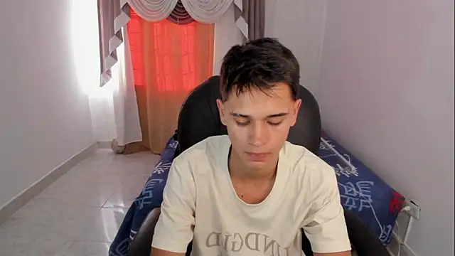 Snapshot of Aron_Boyy chatting on November 21, 9:46 pm Aron Boyy online show from November 21, 9:46 pm