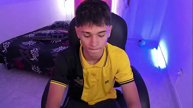 Snapshot of Aron_Boyy chatting on December 4, 7:33 pm Aron Boyy online show from December 4, 7:33 pm