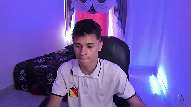 Snapshot of Aron_Boyy chatting on December 18, 7:20 pm Aron Boyy online show from December 18, 7:20 pm