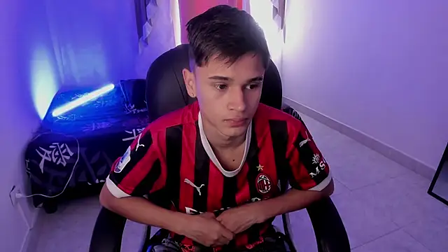 Snapshot of Aron_Boyy chatting on December 19, 8:05 pm Aron Boyy online show from December 19, 8:05 pm