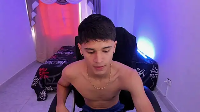 Snapshot of Aron_Boyy chatting on February 3, 8:25 pm Aron Boyy online show from February 3, 8:25 pm