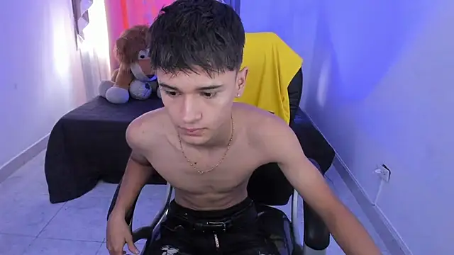 Snapshot of Aron_Boyy chatting on February 16, 5:53 pm Aron Boyy online show from February 16, 5:53 pm