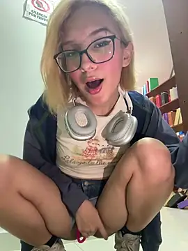 Snapshot of SweetBunnyGF chatting on May 29, 1:25 am SweetBunnyGF online show from May 29, 1:25 am