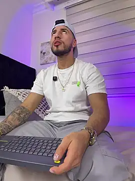 Thiago Hill online show from February 14, 9:00 pm