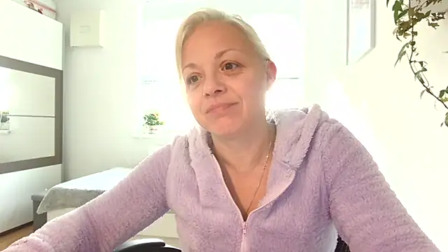 Linsy Kim online show from October 19, 8:48 am