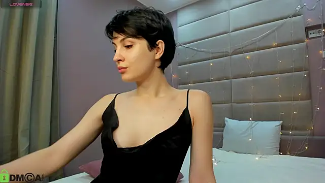 Adeline Perle online show from November 11, 1:16 am