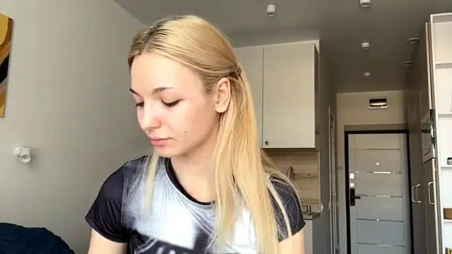 Snapshot of MycuteMolly chatting on October 8, 8:34 am MycuteMolly online show from October 8, 8:34 am