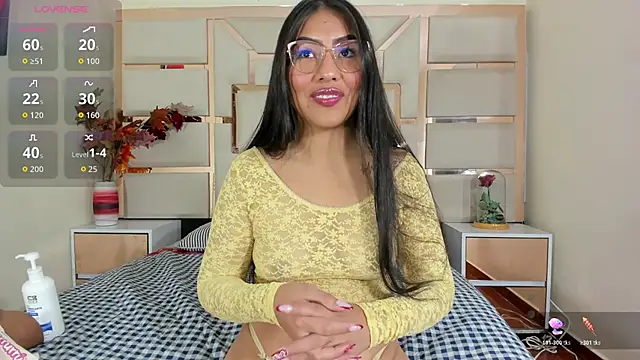 Snapshot of luna_maisonn chatting on June 27, 1:17 pm luna maisonn online show from June 27, 1:17 pm