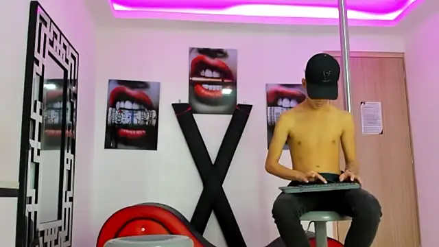 PRETTY FEM online show from October 22, 1:33 pm