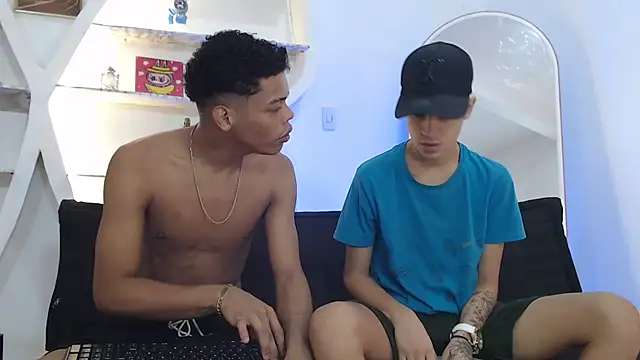 PRETTY FEM online show from November 4, 7:35 pm