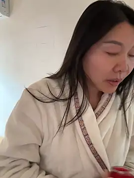 xiiuuff18 online show from March 28, 12:43 am