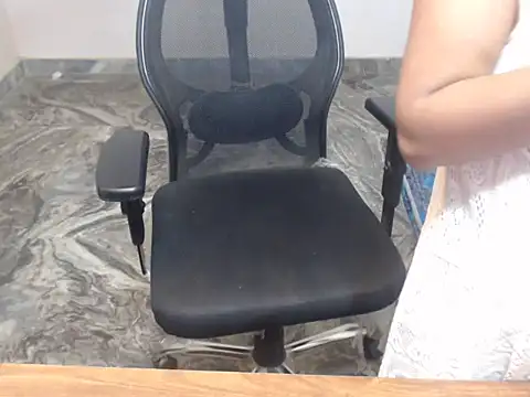  LoveBirds online show from April 9, 6:13 pm