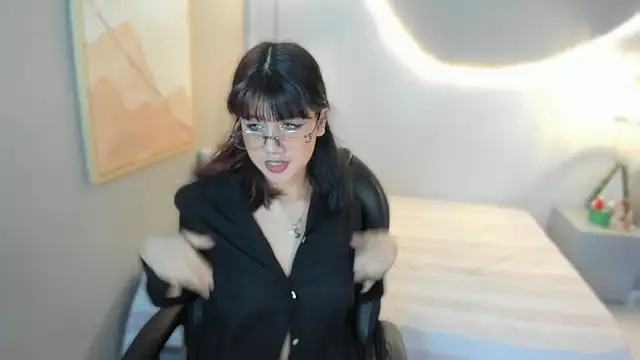 Snapshot of Julieth_brown_ chatting on December 18, 7:53 pm Julieth brown online show from December 18, 7:53 pm