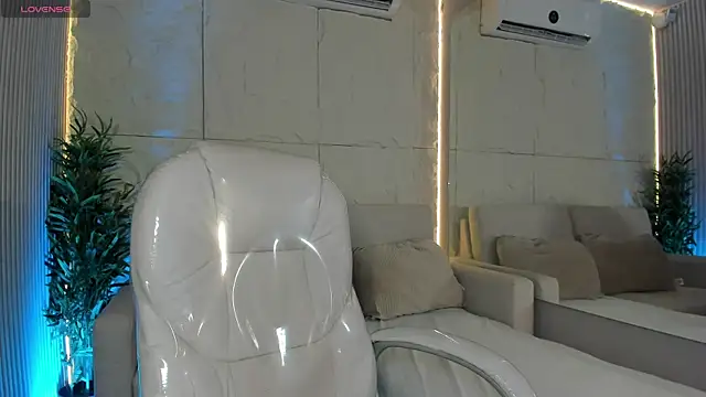 AlassiaHocthner online show from March 7, 11:51 am