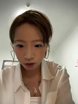 Snapshot of jingjing005 chatting on June 11, 6:44 am jingjing005 online show from June 11, 6:44 am