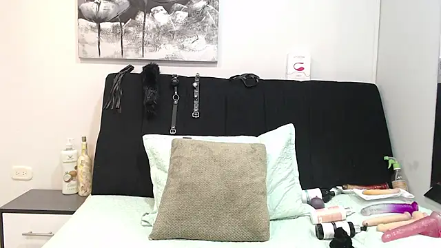 DonnaJoness online show from September 13, 8:30 pm