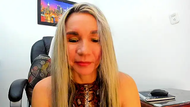 Snapshot of Ms_lunaRose chatting on September 18, 12:01 am Ms lunaRose online show from September 18, 12:01 am