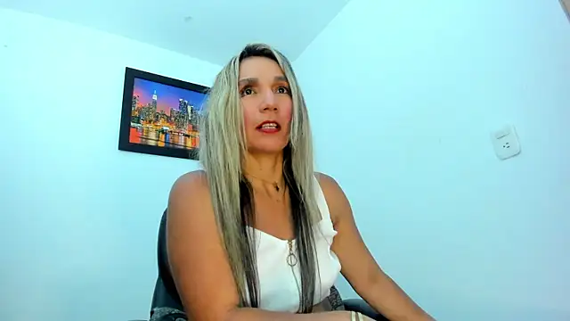 Snapshot of Ms_lunaRose chatting on October 18, 2:58 am Ms lunaRose online show from October 18, 2:58 am