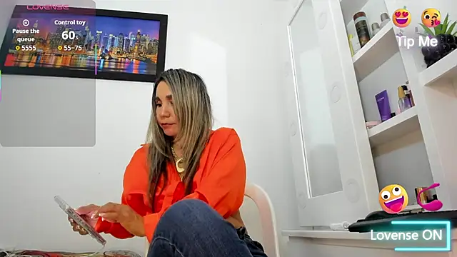 Snapshot of Ms_lunaRose chatting on February 21, 2:23 am Ms lunaRose online show from February 21, 2:23 am