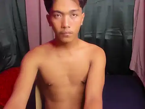 Snapshot of chris_hot_asian_loverboy chatting on February 9, 9:13 am chris hot asian loverboy online show from February 9, 9:13 am