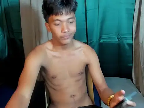 Snapshot of chris_hot_asian_loverboy chatting on March 31, 6:47 am chris hot asian loverboy online show from March 31, 6:47 am
