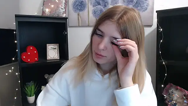 JuiceLips   online show from November 21, 12:15 pm