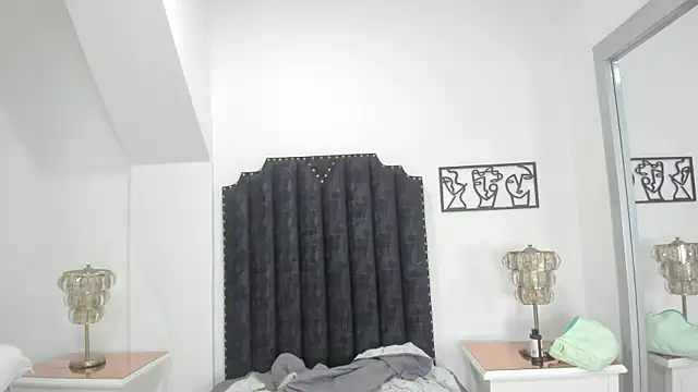 Snapshot of SkinnyGirl_28 chatting on February 10, 7:40 pm SkinnyGirl 28 online show from February 10, 7:40 pm