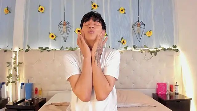 Snapshot of AleAurarashi chatting on October 6, 7:44 pm AleAurarashi online show from October 6, 7:44 pm