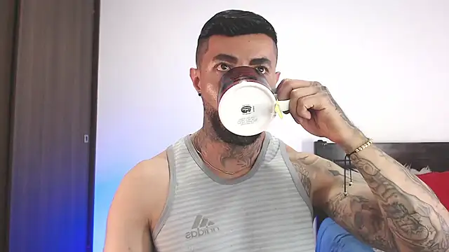 andrea de lucaa online show from April 8, 4:01 am