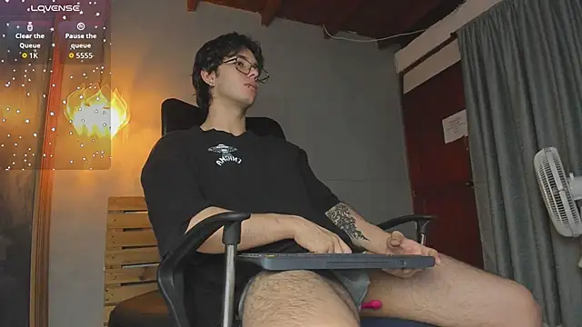 Snapshot of Markuss__ chatting on February 17, 5:48 am Markuss online show from February 17, 5:48 am