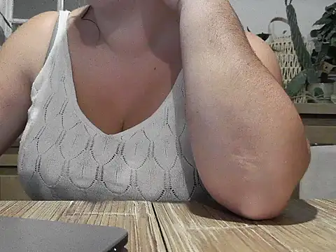 Snapshot of Aambre95Esexy chatting on September 19, 8:31 pm Aambre95Esexy online show from September 19, 8:31 pm