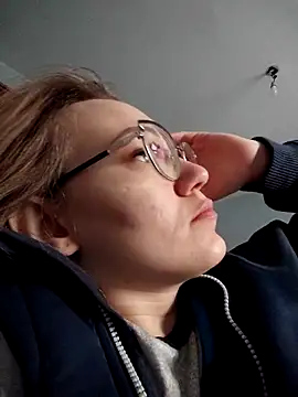 Snapshot of AlisaWyn chatting on January 18, 4:05 am AlisaWyn online show from January 18, 4:05 am