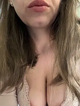 Snapshot of ladywithbigass chatting on June 1, 5:09 am ladywithbigass online show from June 1, 5:09 am