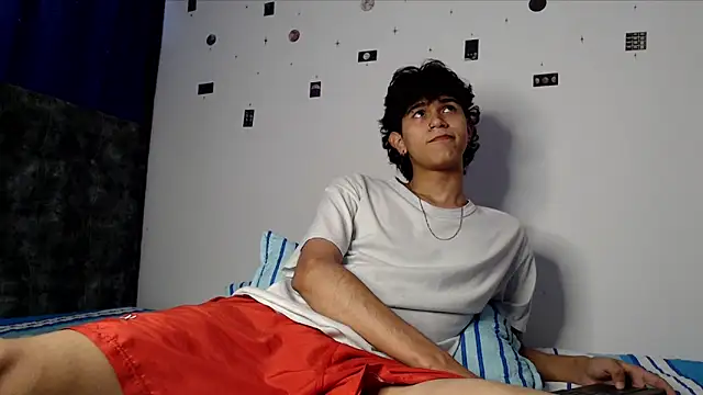 Snapshot of alexmark_ chatting on May 12, 4:59 pm alexmark online show from May 12, 4:59 pm