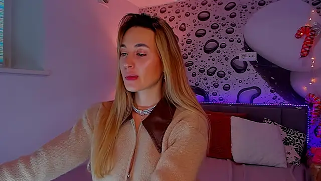 Snapshot of AlexaWilds chatting on January 18, 1:15 pm AlexaWilds online show from January 18, 1:15 pm