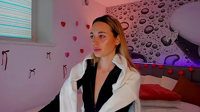 Snapshot of AlexaWilds chatting on February 4, 1:39 pm AlexaWilds online show from February 4, 1:39 pm