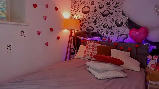 Snapshot of AlexaWilds chatting on February 12, 1:39 pm AlexaWilds online show from February 12, 1:39 pm