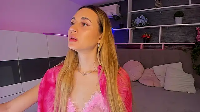 Snapshot of AlexaWilds chatting on February 15, 6:21 am AlexaWilds online show from February 15, 6:21 am